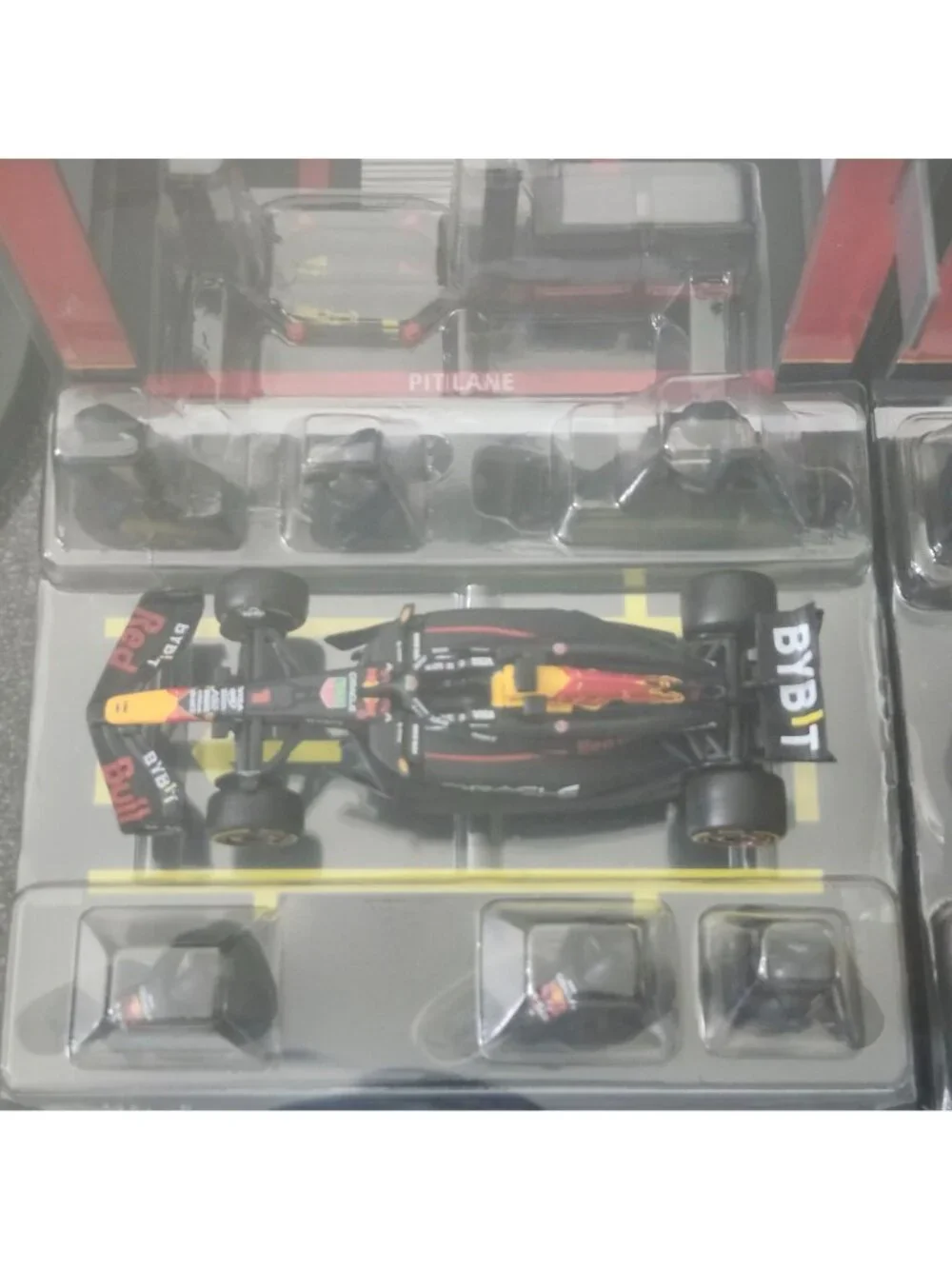 Burago RED BULL 1:43 Formula 1 Deluxe Pit Set Garages Pit Crew 3 F1 Cars
